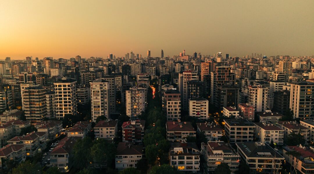 Bursa Tophane Saat Kulesi, Osmanlı taş mimarisiyle tepede yükseliyor, panoramik Yeşil Bursa manzarası sunuyor.