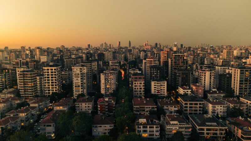 Bursa Tophane Saat Kulesi, Osmanlı taş mimarisiyle tepede yükseliyor, panoramik Yeşil Bursa manzarası sunuyor.