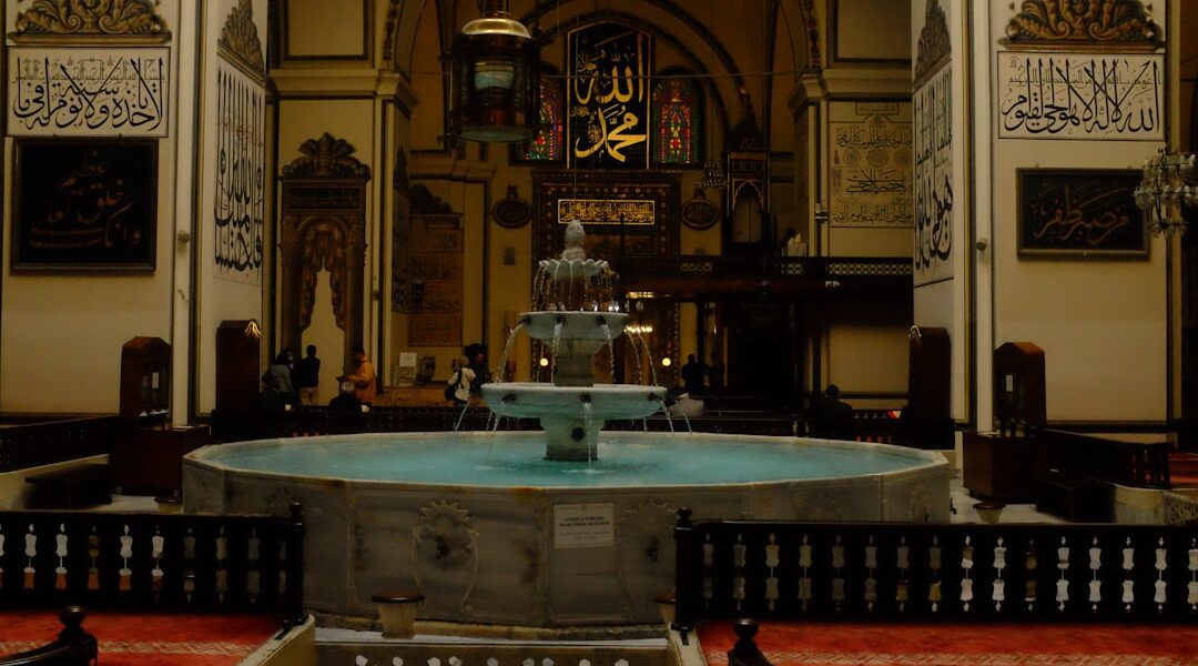 Bursa Ulu Cami'nin görkemli Osmanlı mimarisi: 20 kubbeli ana kubbe, ikiz minareler ve tarihi siluet.