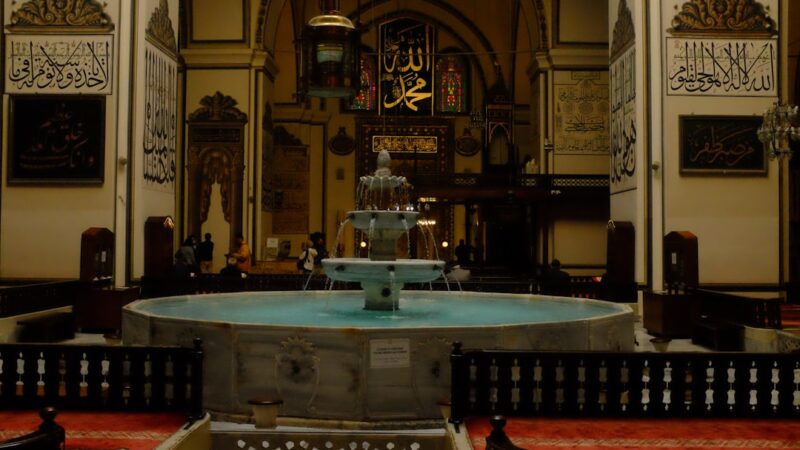 Bursa Ulu Cami'nin görkemli Osmanlı mimarisi: 20 kubbeli ana kubbe, ikiz minareler ve tarihi siluet.